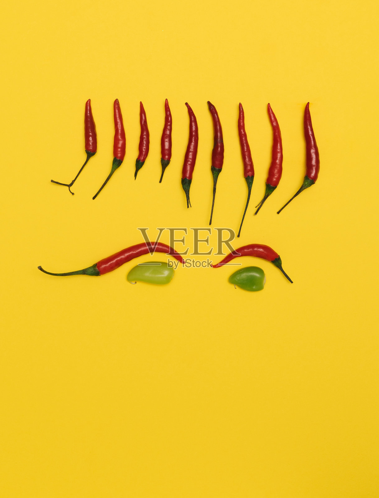 新鲜、天然、有机的红辣椒和绿色辣椒在黄色的背景上平铺组成照片摄影图片