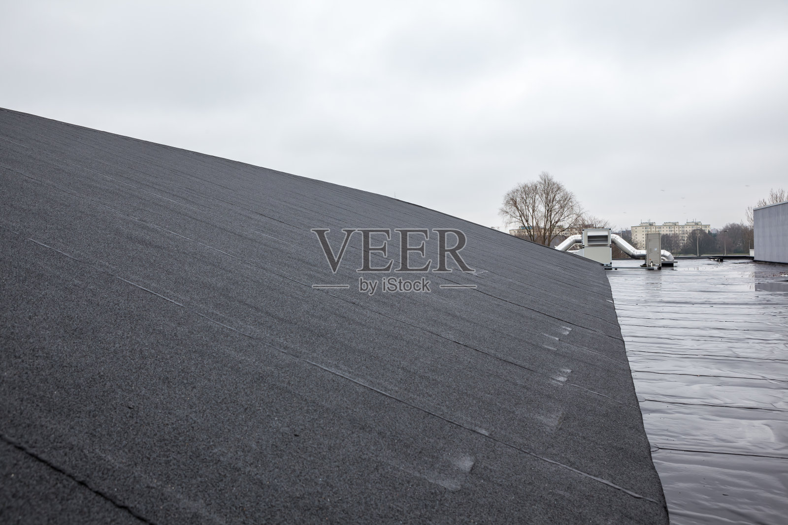 带屋顶的斜屋顶照片摄影图片