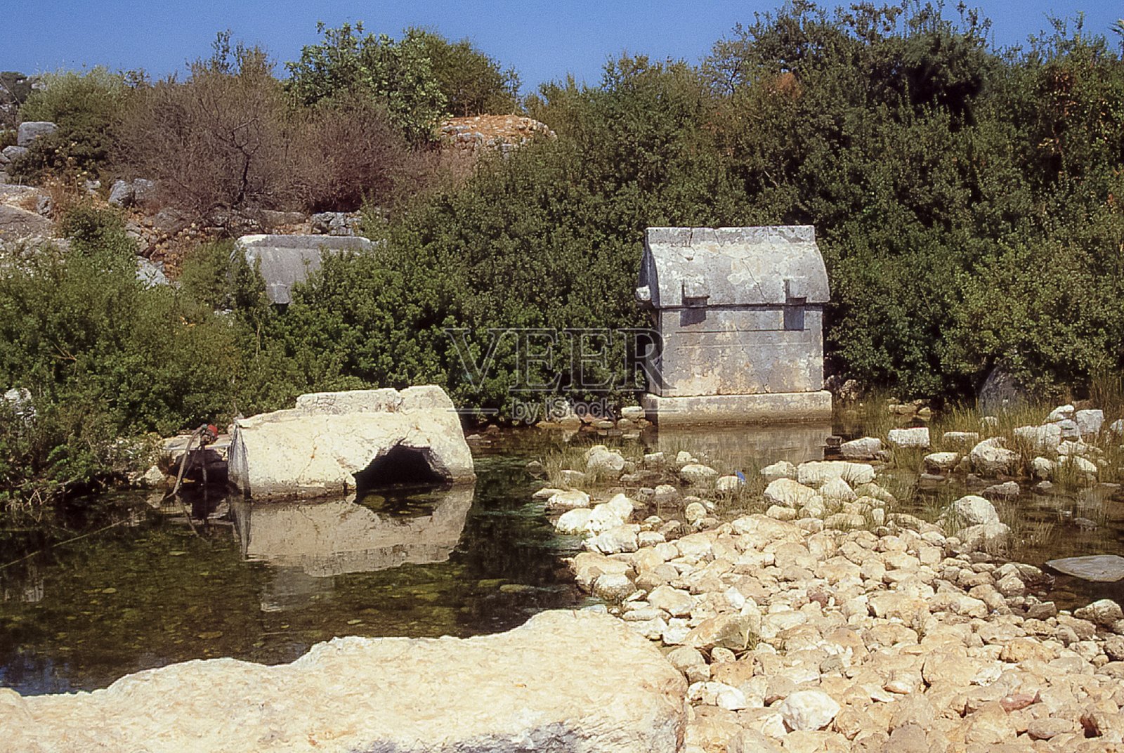 土耳其海岸的利西亚墓照片摄影图片
