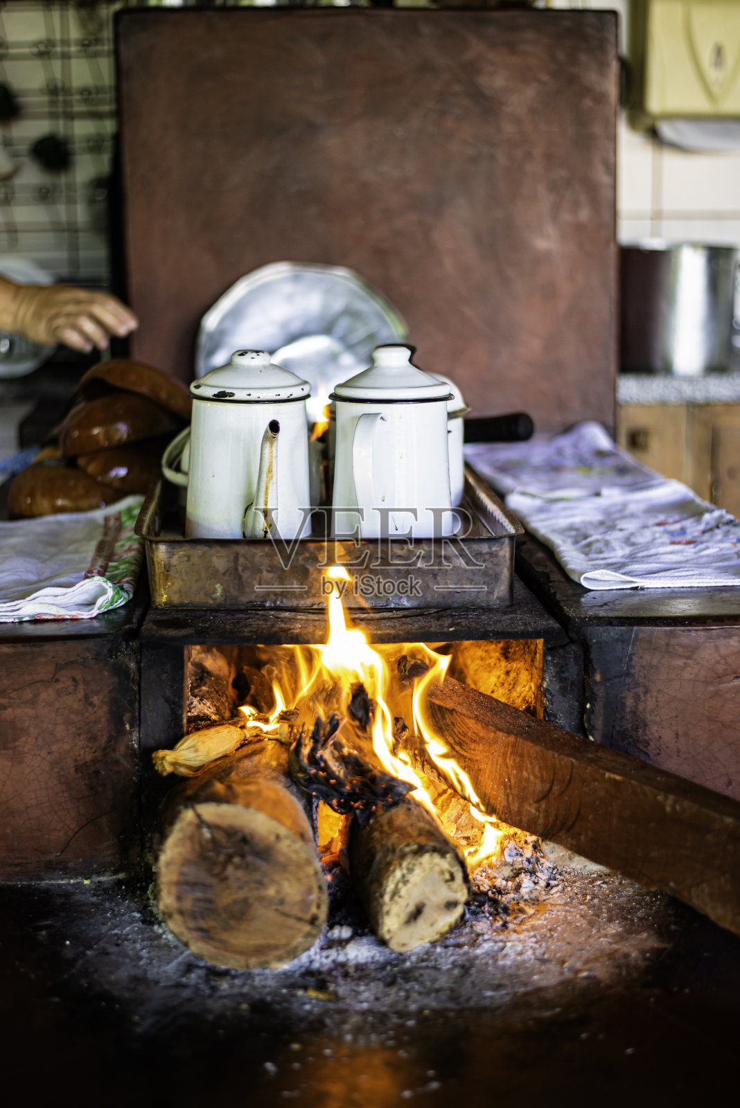 木火炉和咖啡壶照片摄影图片