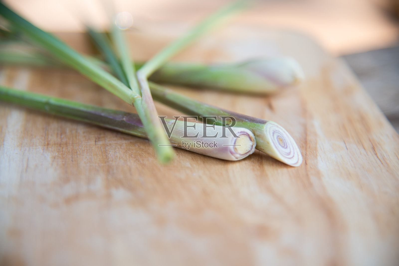 近距离观察绿色柠檬草的烹饪理念。照片摄影图片