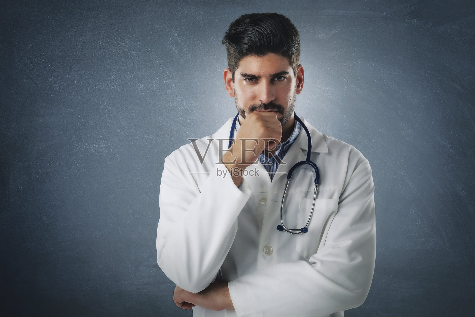 在孤立的背景下思考的男医生的肖像拍摄照片摄影图片