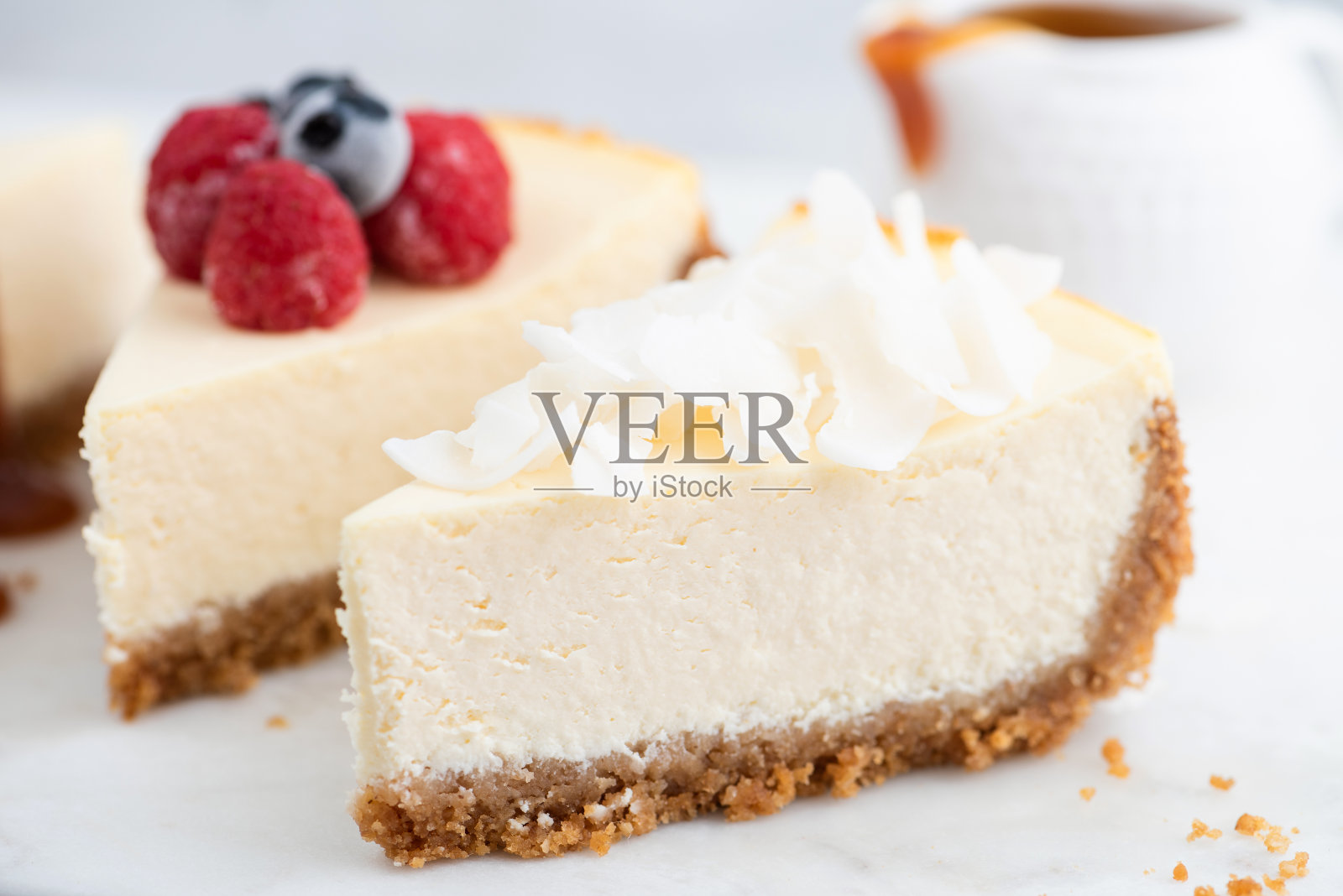搭配不同配料的芝士蛋糕片照片摄影图片