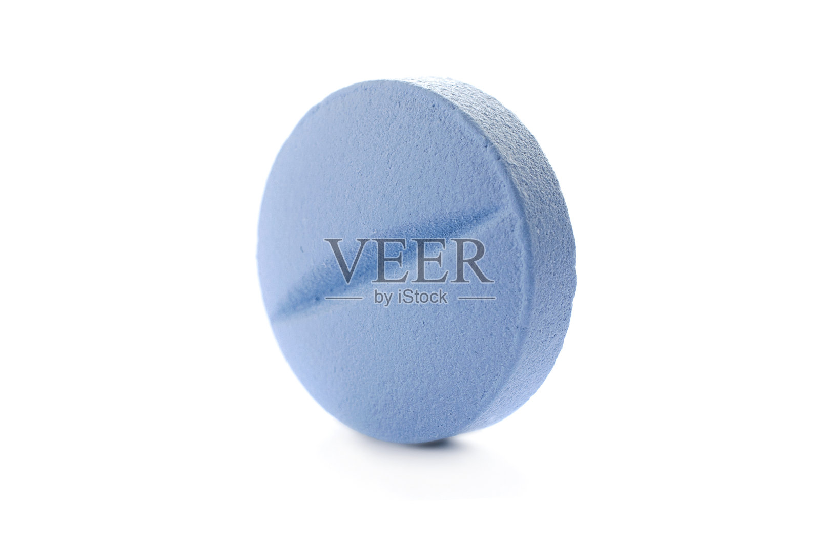 一个蓝色药丸的特写,孤立在白色背景上。蓝色药丸的微距照片。蓝色药丸孤立在白色背景。特写,宏。蓝色的抗菌素药片。照片摄影图片