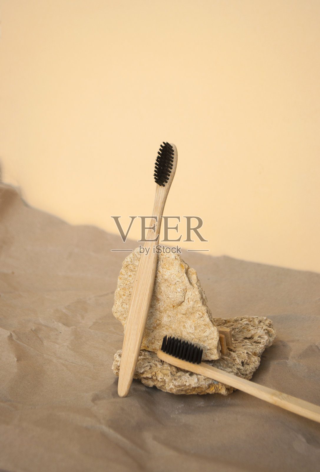 竹制牙刷,米色背景。照片摄影图片