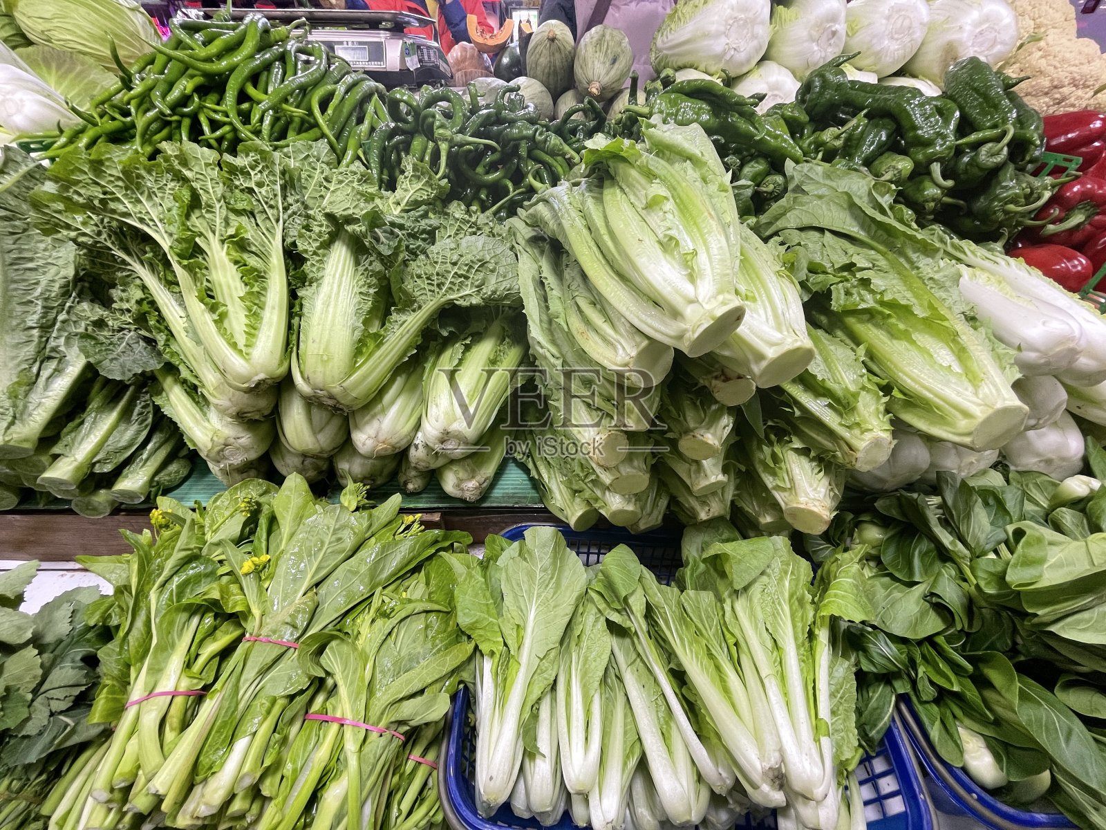 农贸市场的新鲜有机蔬菜照片摄影图片