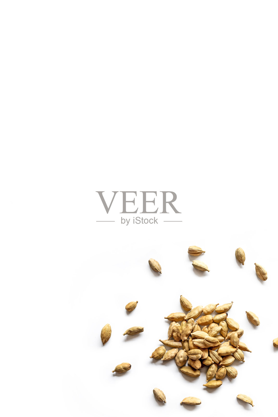 一堆干燥的有机小豆蔻种子孤立在白色的背景上照片摄影图片