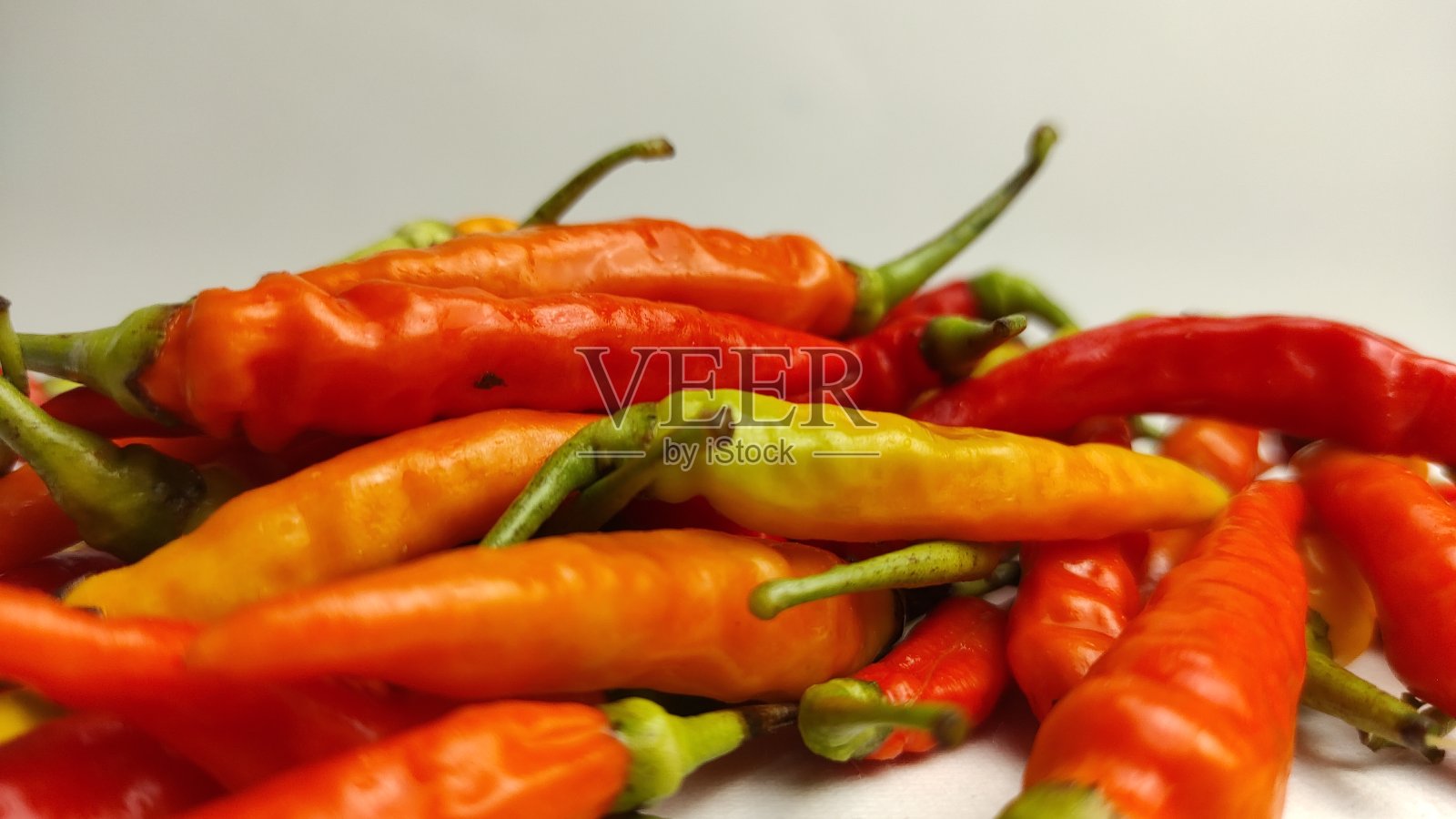 白色背景下的一堆辣椒照片摄影图片