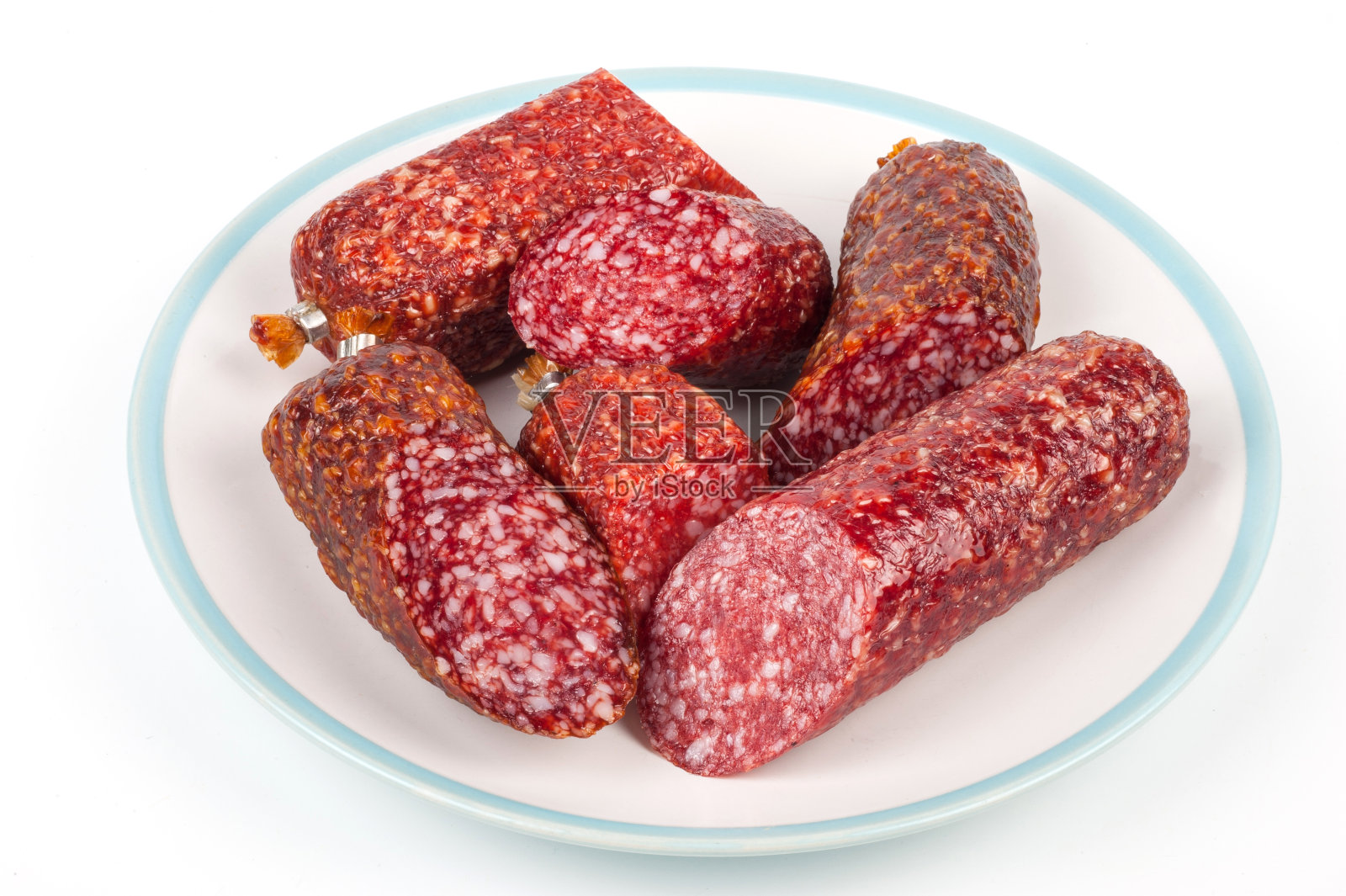 盘上各种各样的烟熏香肠照片摄影图片