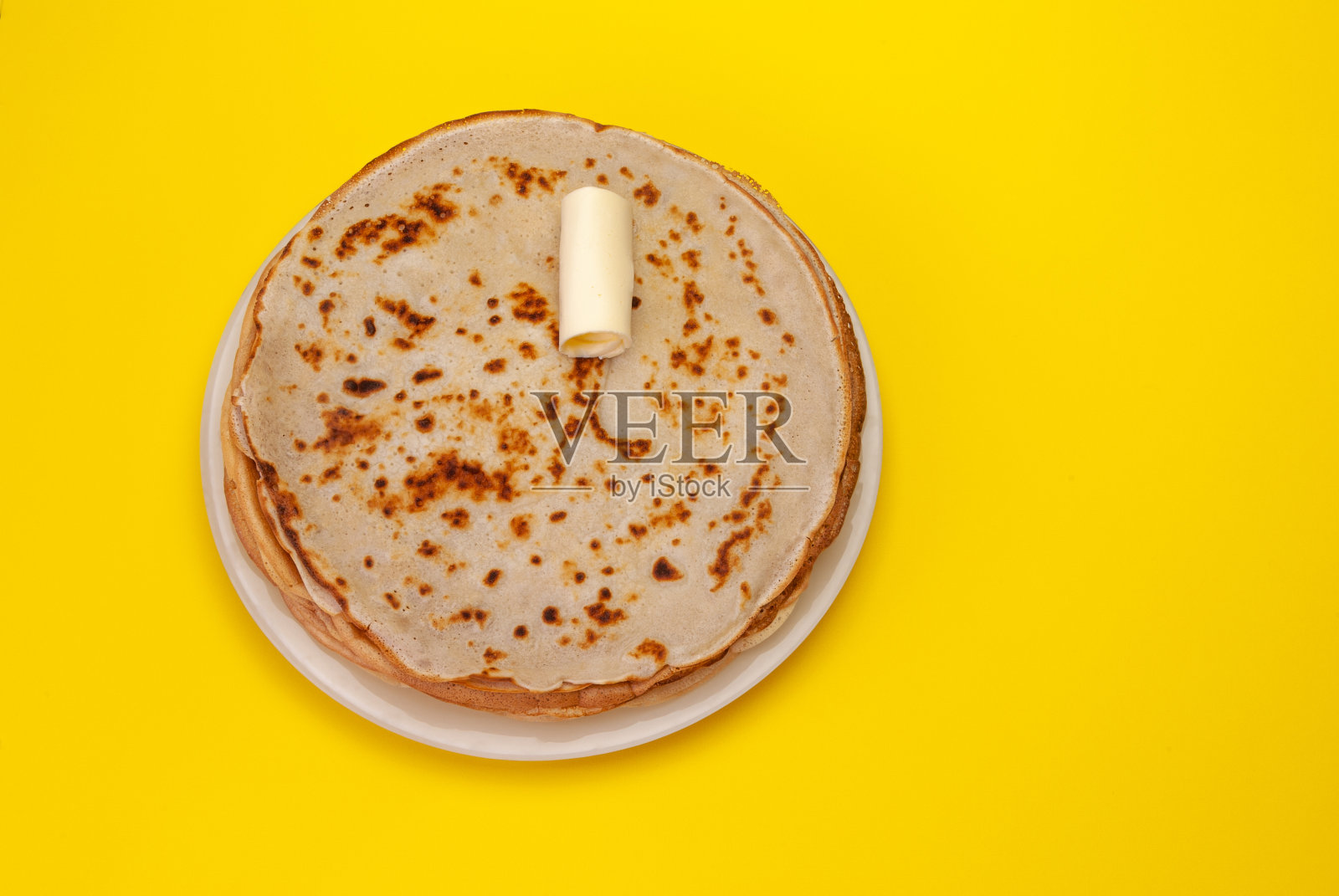 做煎饼。在白色盘子上堆叠薄饼照片摄影图片