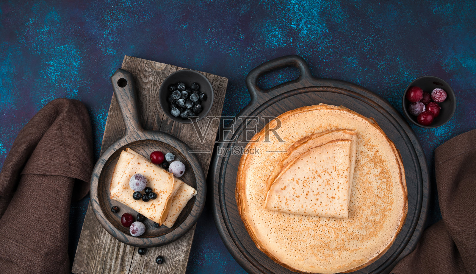 经典的蓝底草莓煎饼。顶视图,有空间复制照片摄影图片