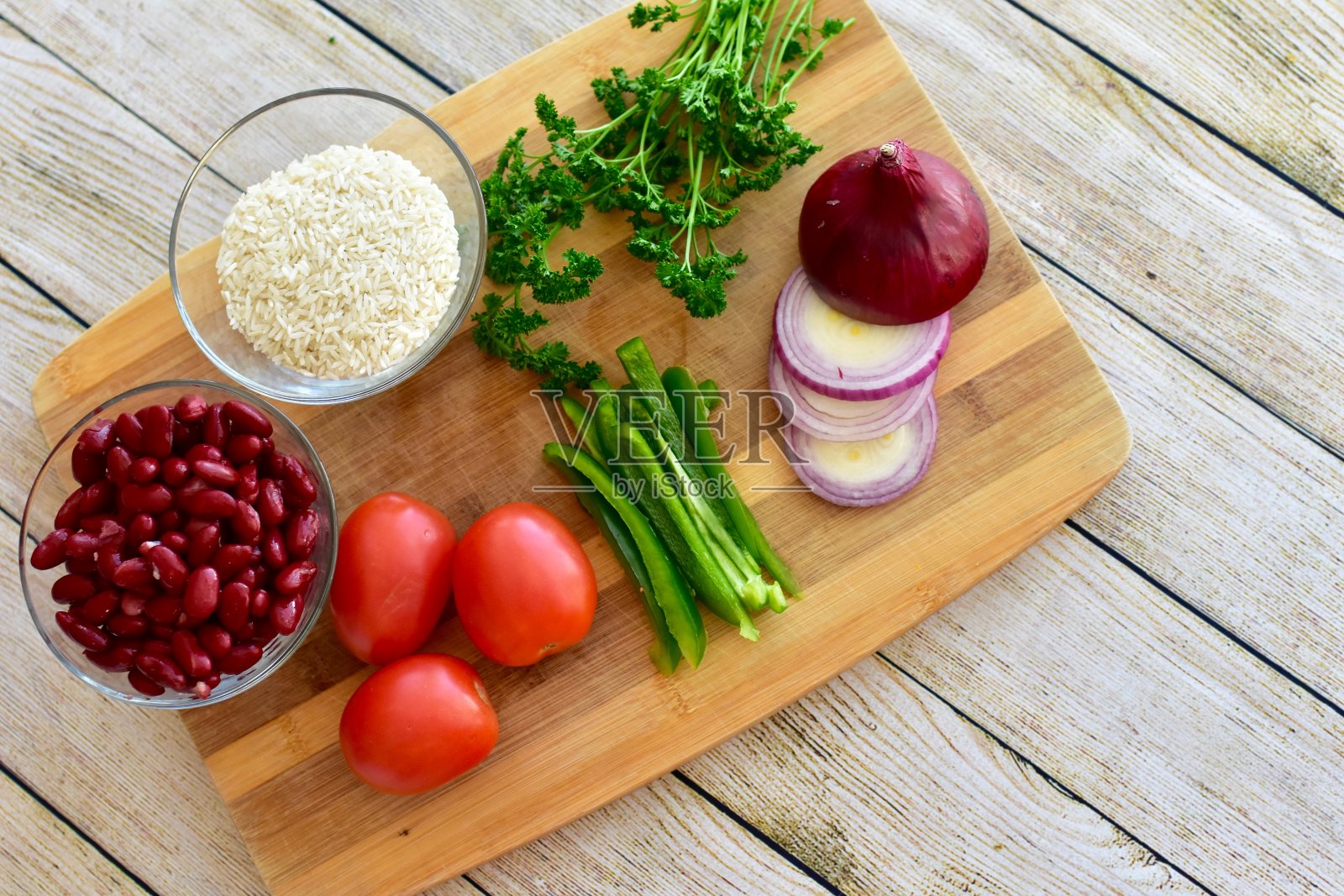 完整的有机材料准备自制一锅健康和丰盛的辣椒,汤或炖菜照片摄影图片