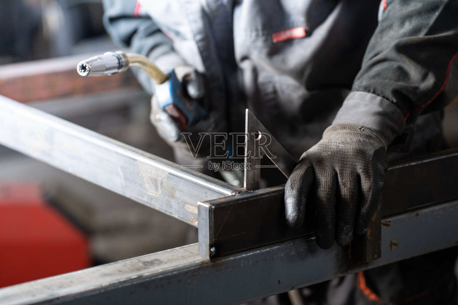 金属工人使用砂轮机库存照片照片摄影图片