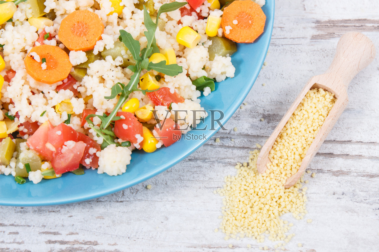 沙拉配蒸粗麦粉和蔬菜。最营养的节食减肥食品。摄入维生素和矿物质照片摄影图片