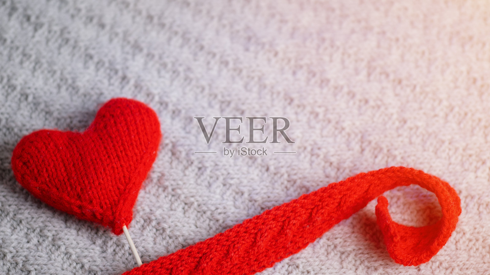 红色编织的心和红色的围巾,情人节贺卡与copyspace照片摄影图片