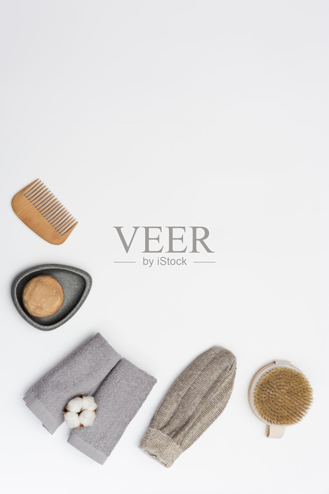 白色背景的水疗中心,用于身体护理和美容治疗。肥皂、毛巾、浴巾、木制发刷。照片摄影图片