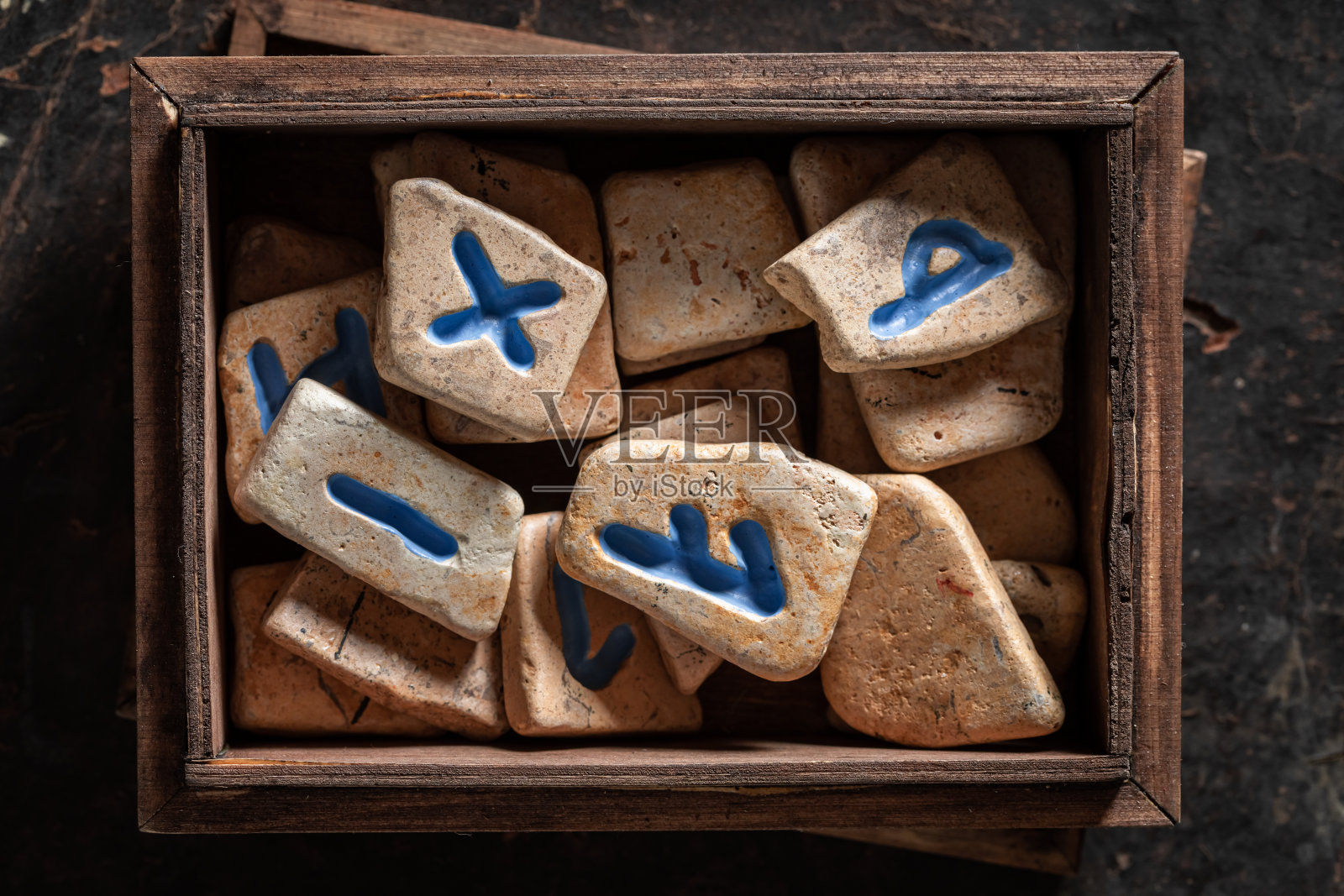 原始符文石头基于古代卷轴的预兆照片摄影图片