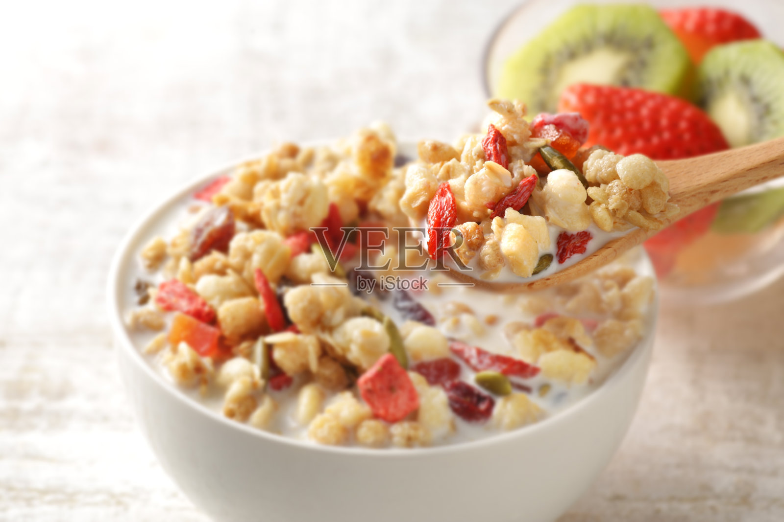 牛奶早餐麦片,薄片和水果照片摄影图片