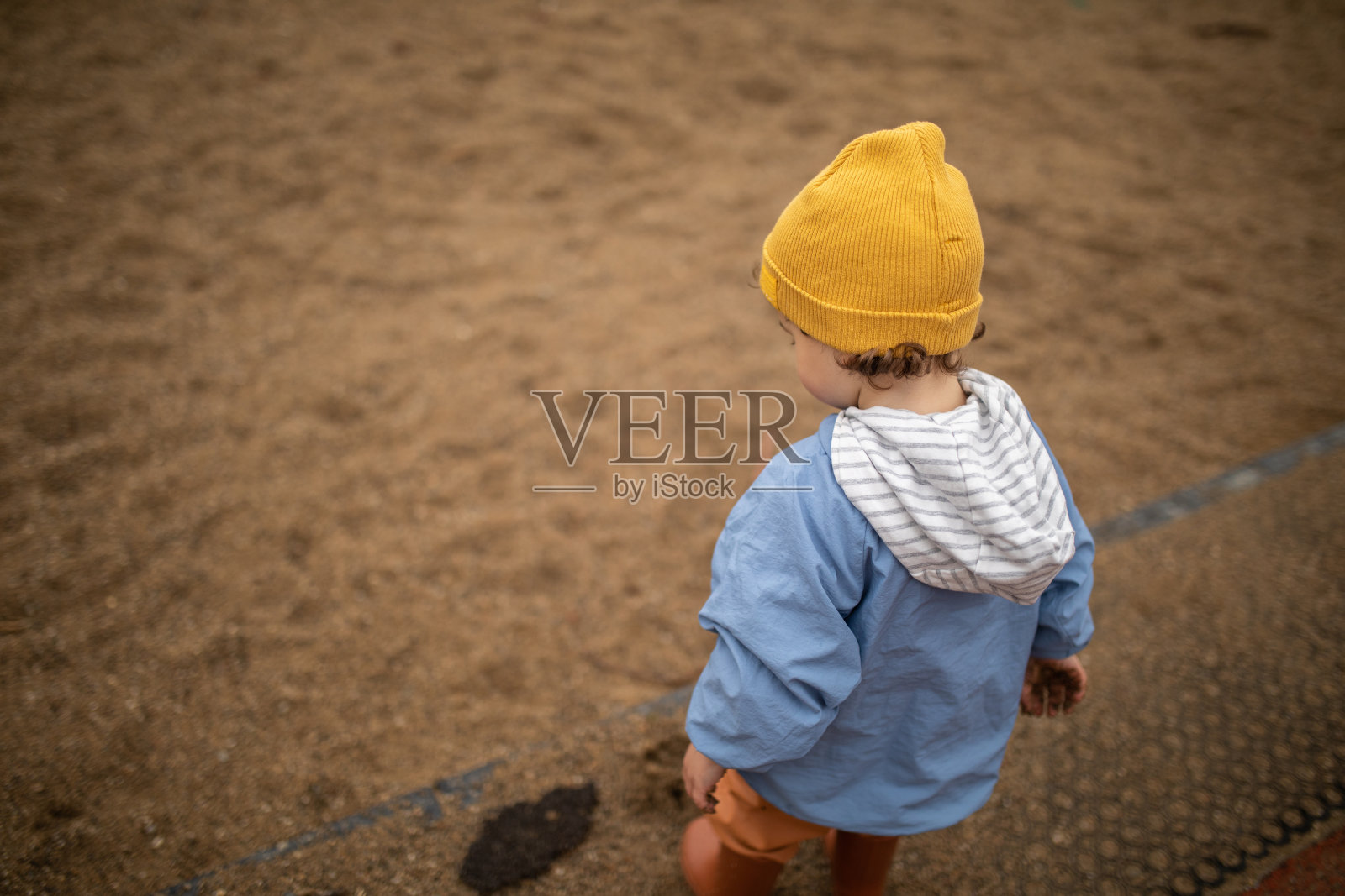 在秋天的一天,孩子们在操场上玩沙子的时候玩得很开心照片摄影图片