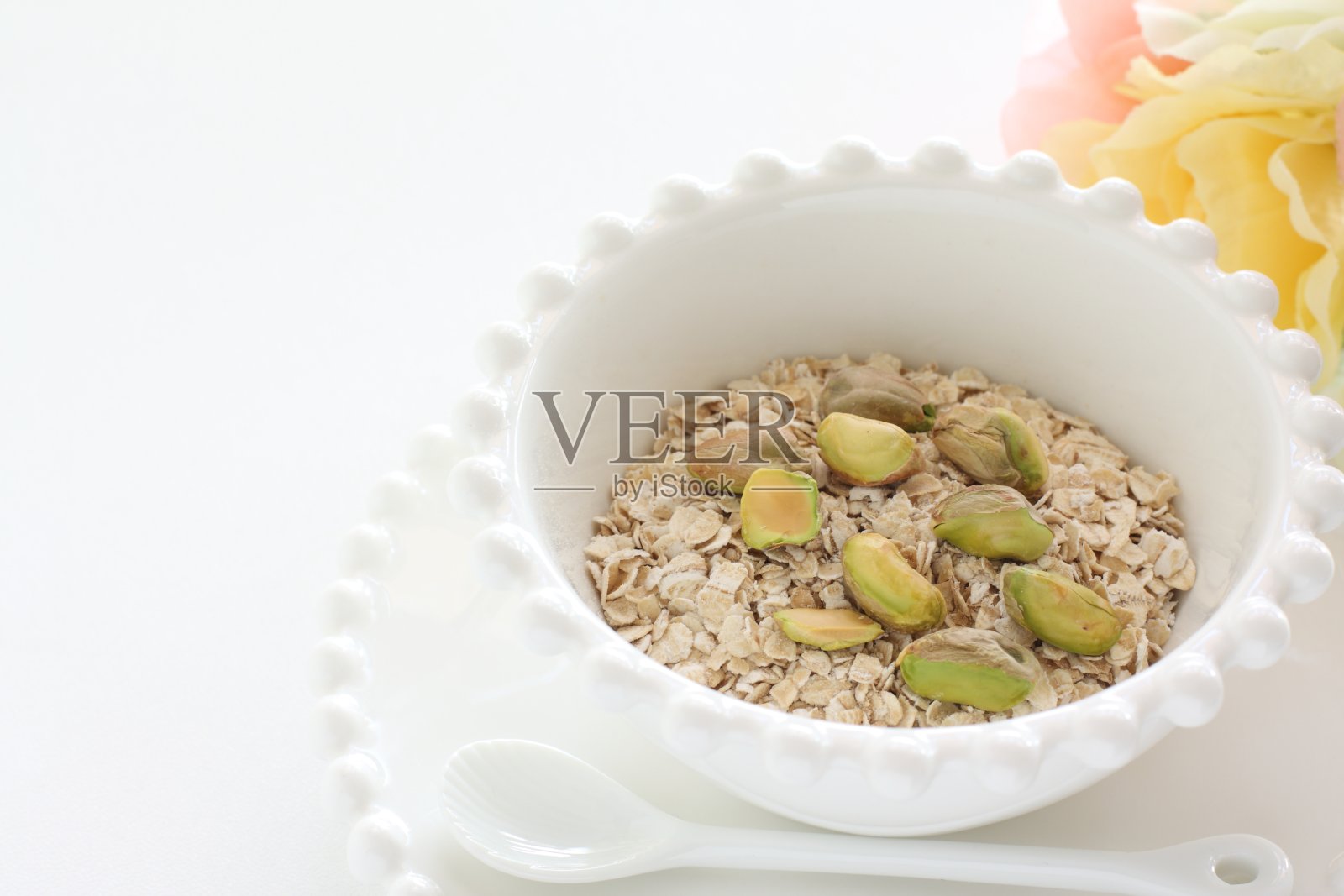 健康食品配料,燕麦和开心果,白色碗,有拷贝空间照片摄影图片
