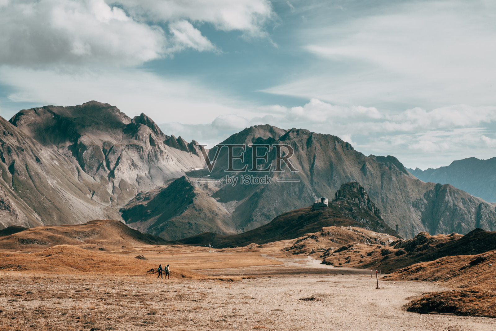 山:一对夫妇去山里远足照片摄影图片