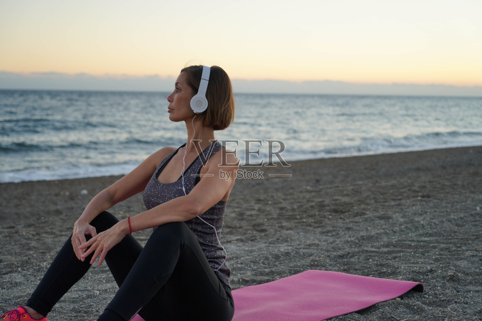 沙滩上的女孩照片摄影图片