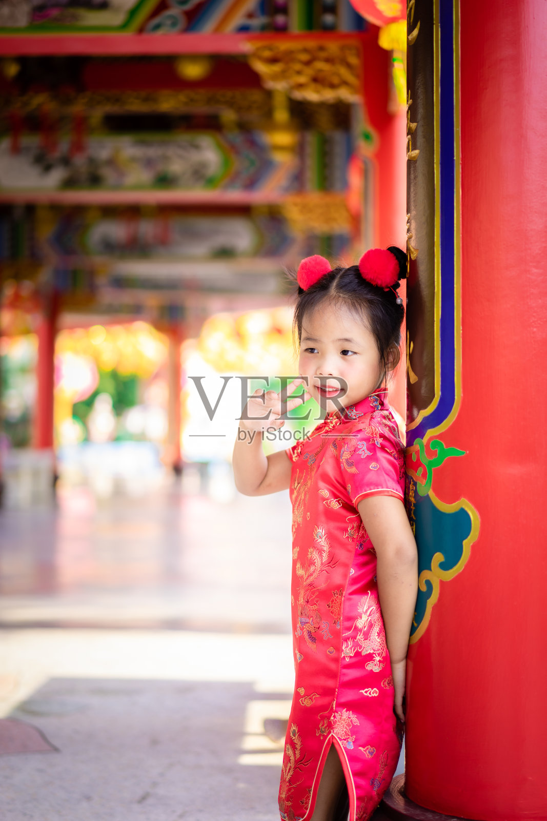 可爱的亚洲小女孩穿着中国传统服装。春节快乐的概念。照片摄影图片