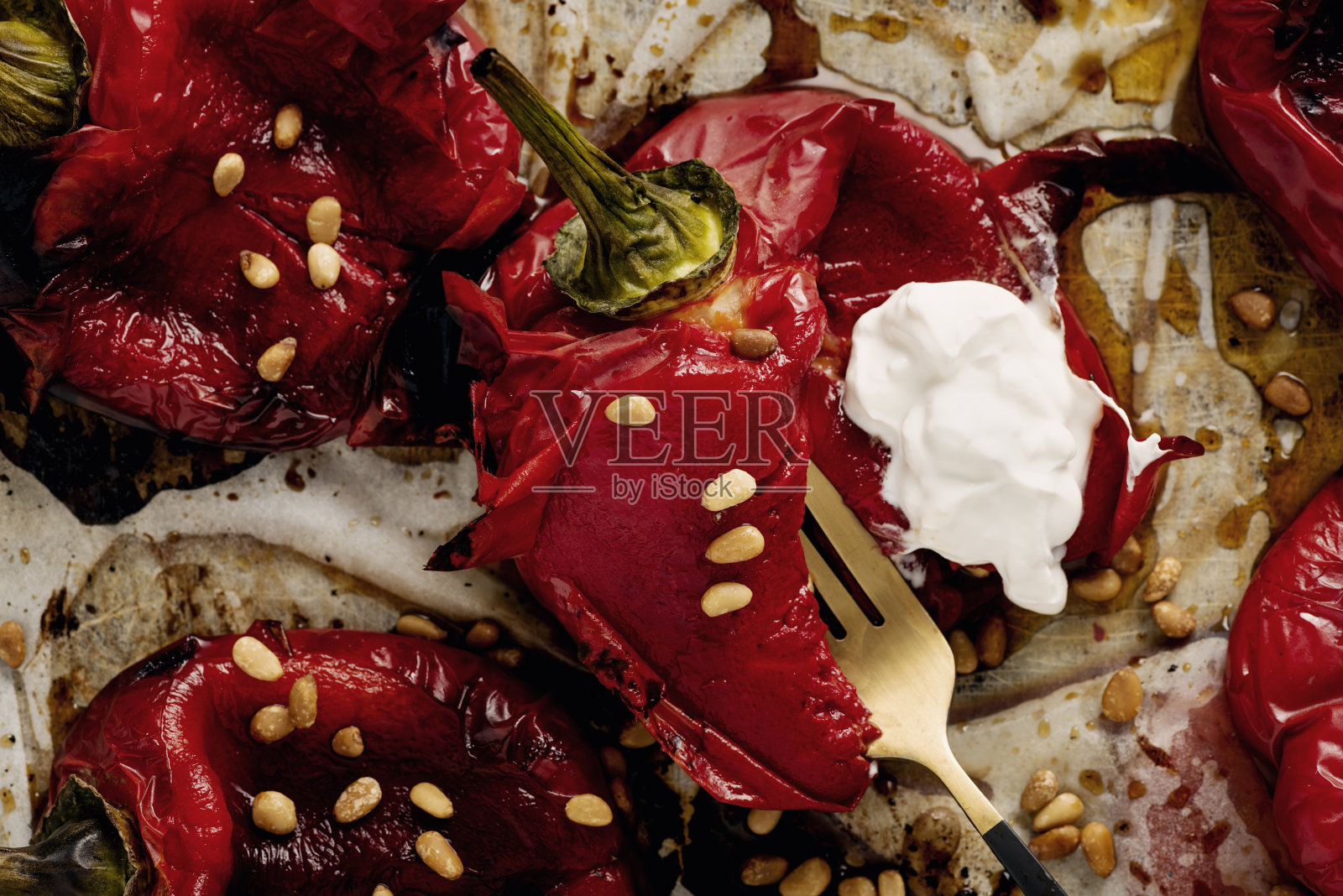 烤红椒配希腊酸奶和松子。照片摄影图片