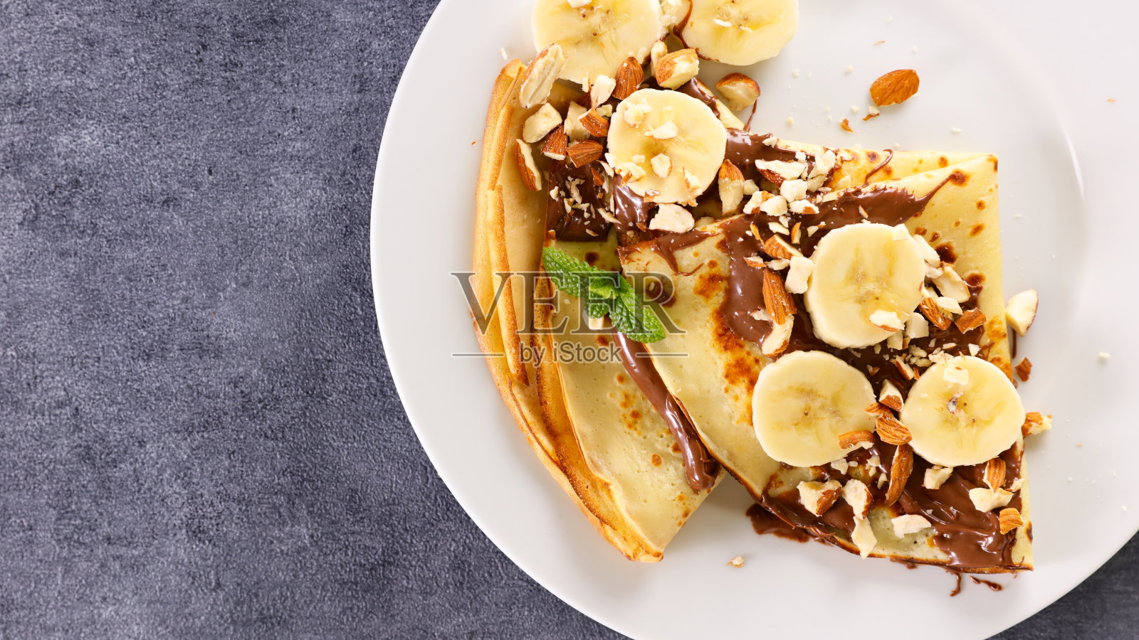 可丽饼配巧克力,香蕉配坚果照片摄影图片
