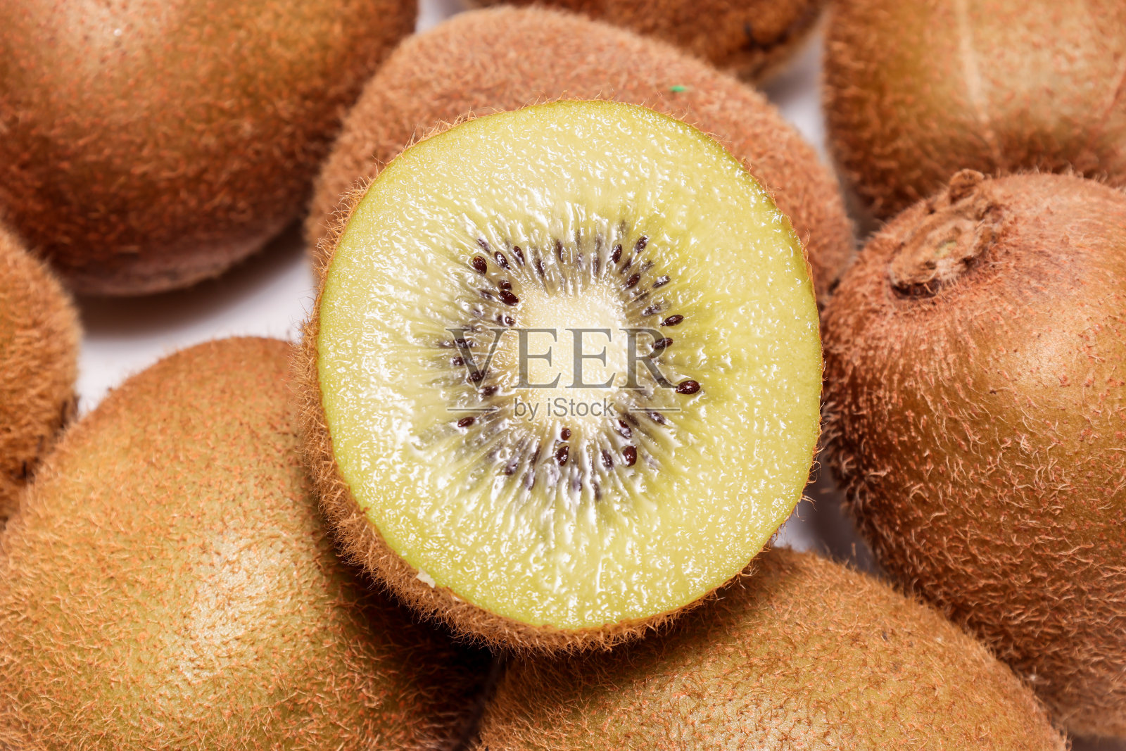 白色背景的猕猴桃照片摄影图片