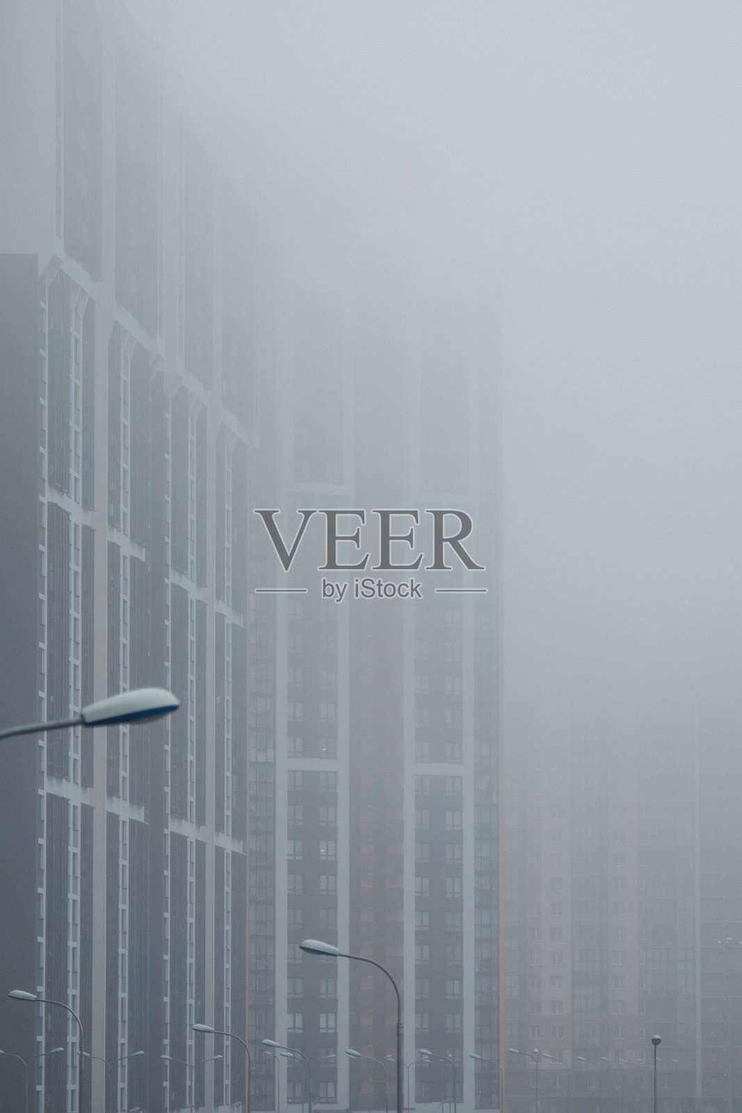 白天高楼大厦在雾中。照片摄影图片