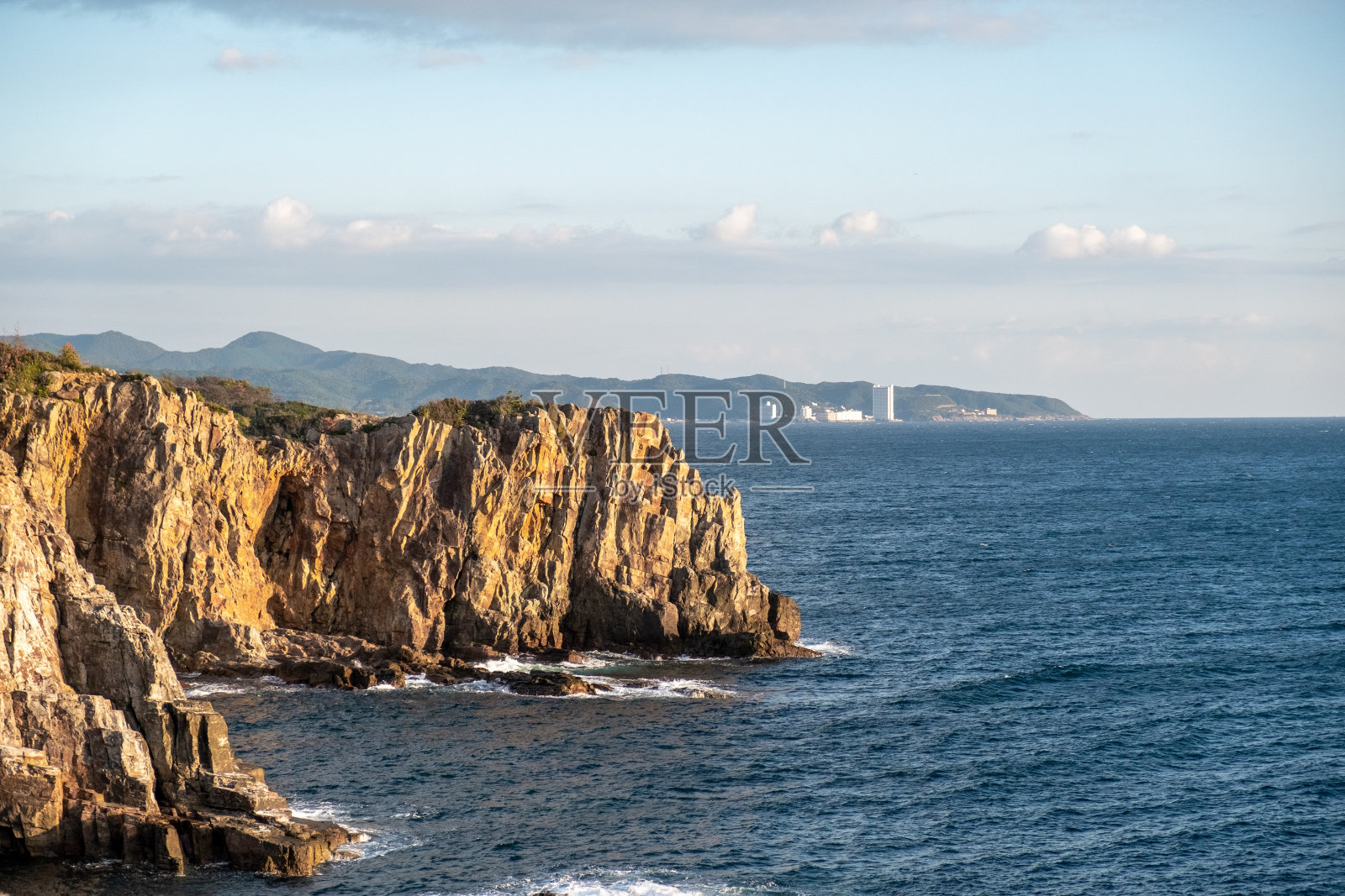 日落时分,桑丹贝克悬崖上的岩石峭壁照片摄影图片