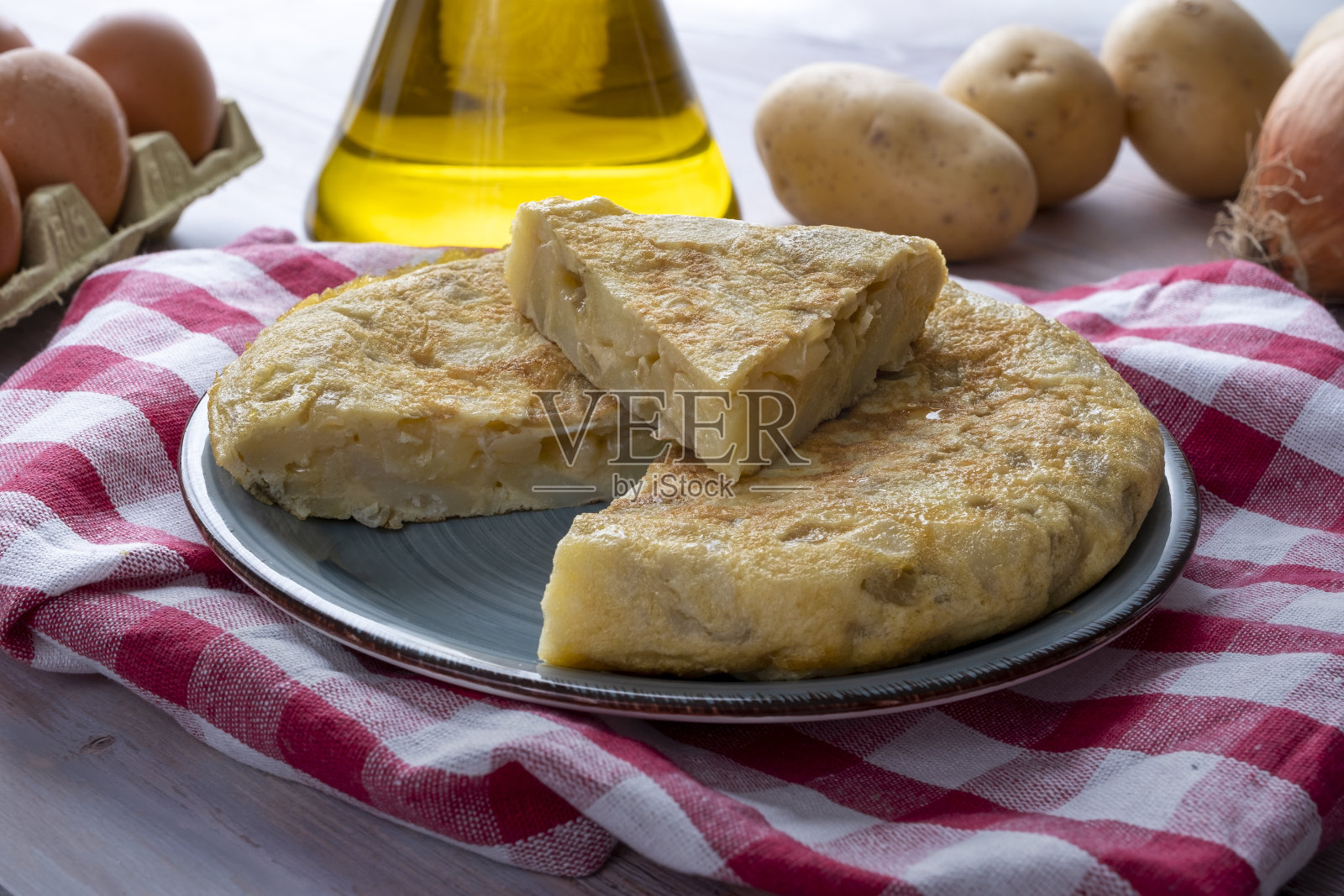 木桌上的传统西班牙煎蛋卷照片摄影图片