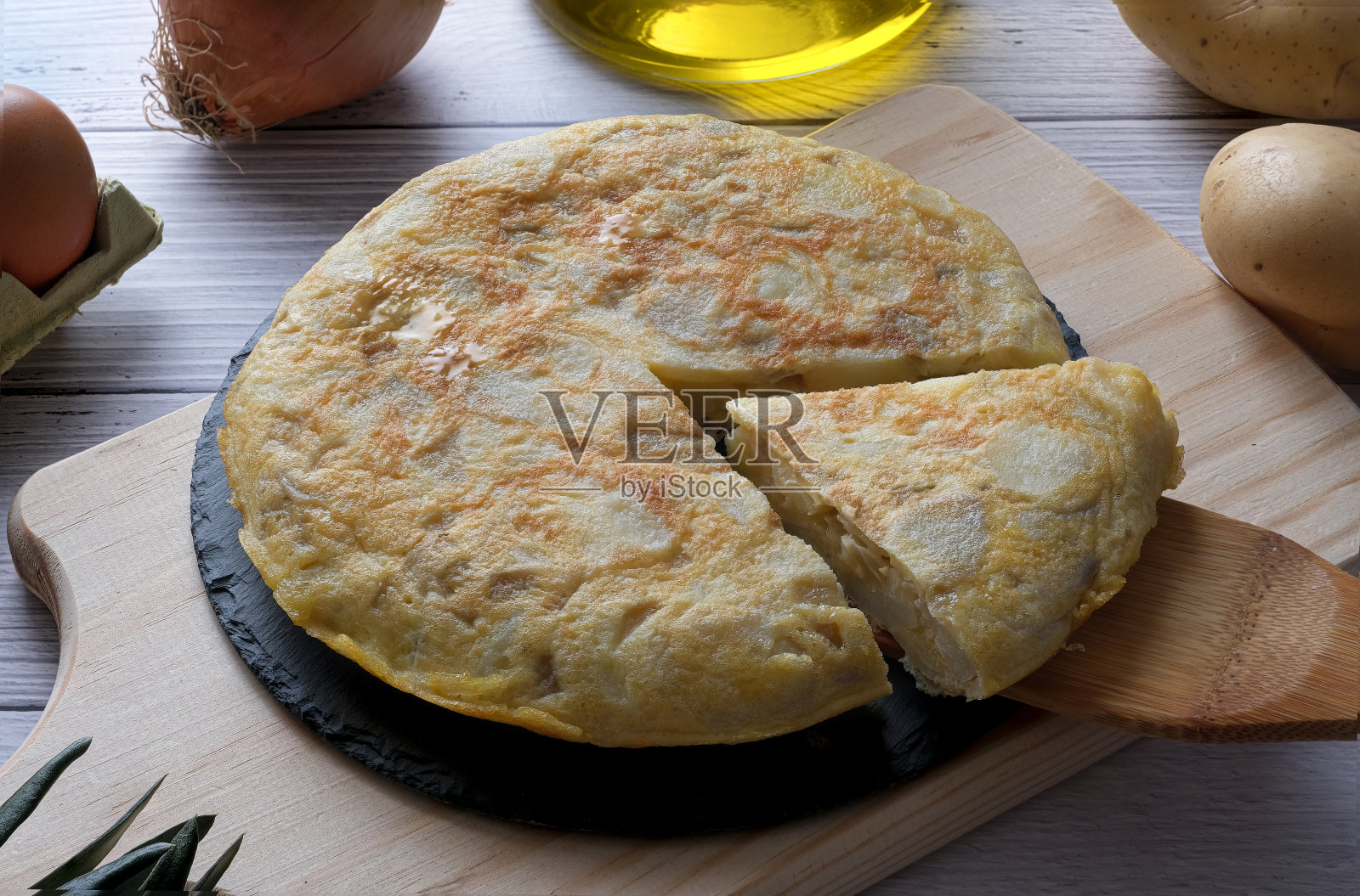 木桌上的传统西班牙煎蛋卷照片摄影图片