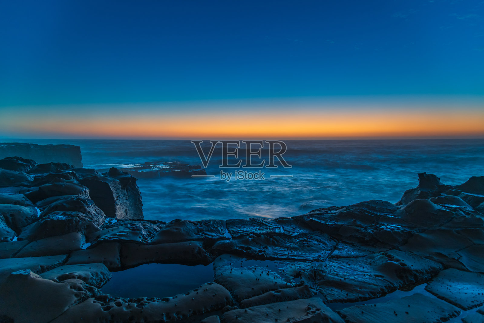 蓝色时间黎明从岩石平台海景照片摄影图片
