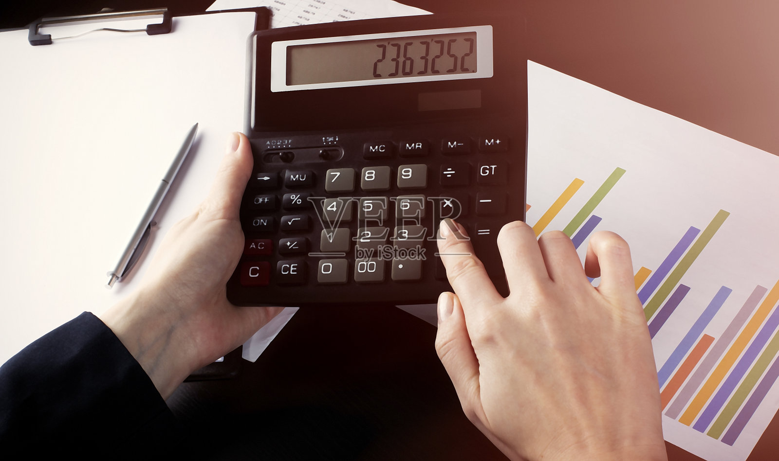 近距离商务女性使用计算器和图表做数学财务在办公室和商业工作背景照片摄影图片