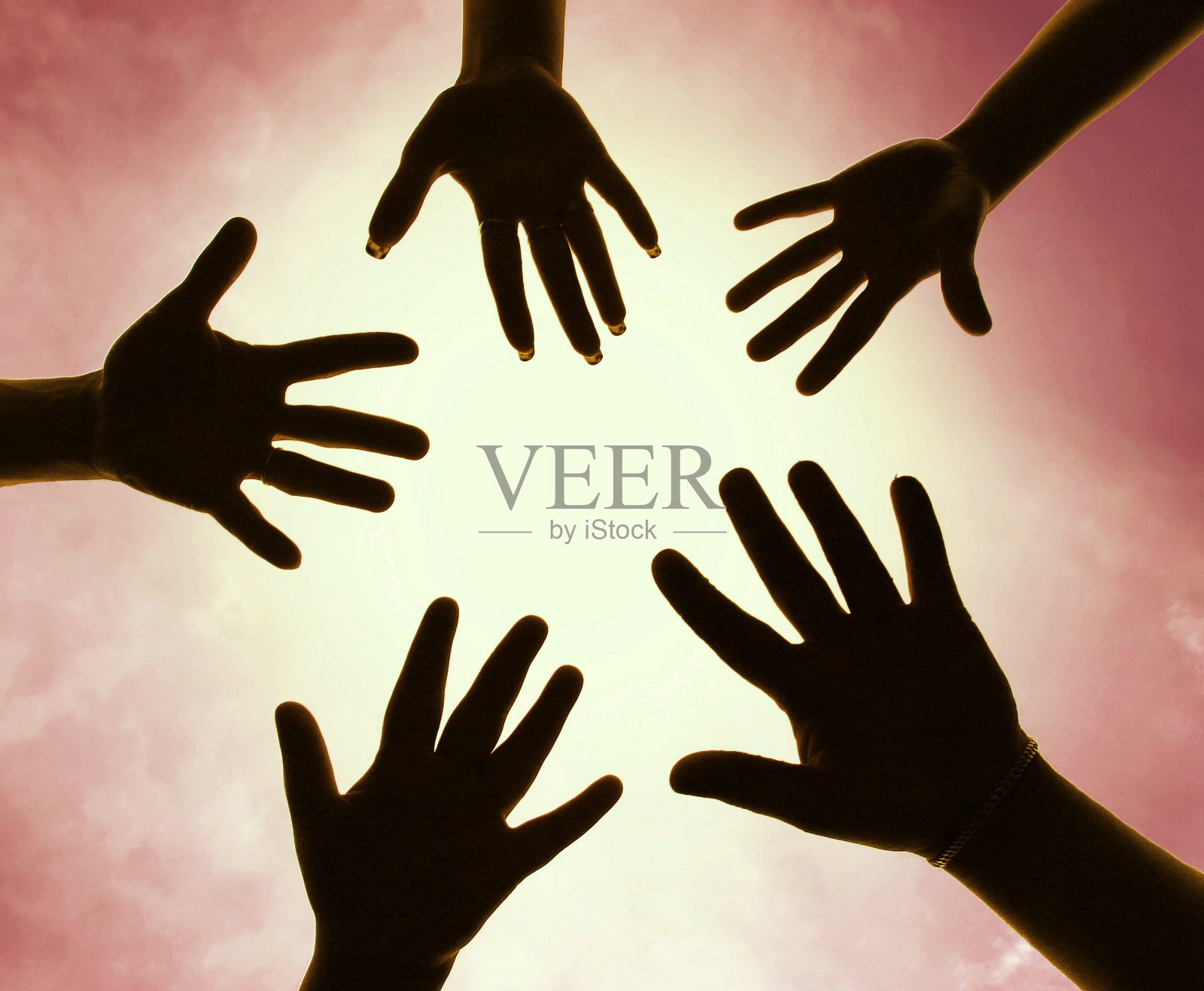 双手传递白色光芒照片摄影图片