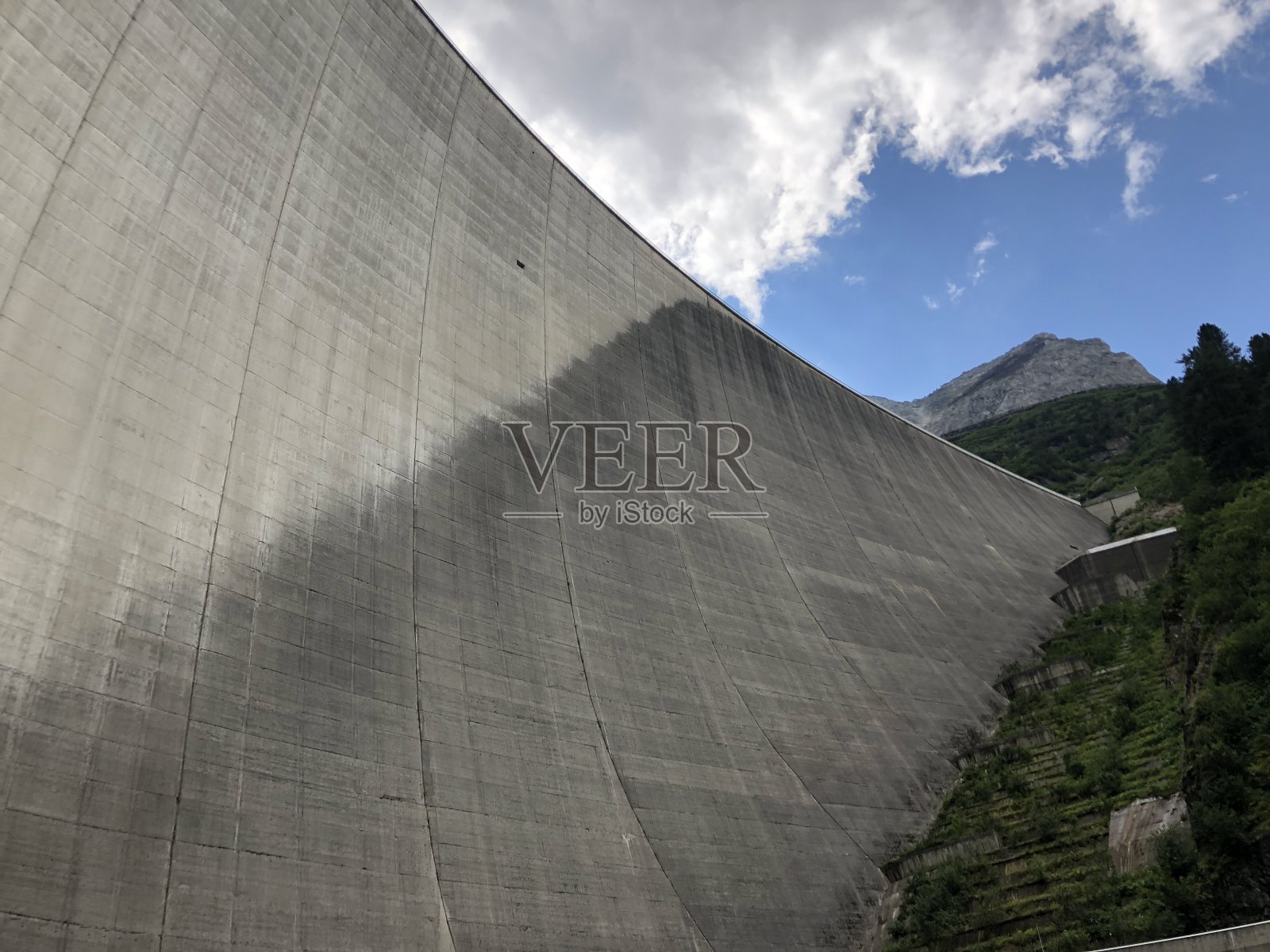 Zillergründl储存坝在后方的齐勒塔尔蒂罗尔附近的奥地利Mayrhofen Fügen Hintertux Schwaz Innsbruck与大坝在夏季照片摄影图片