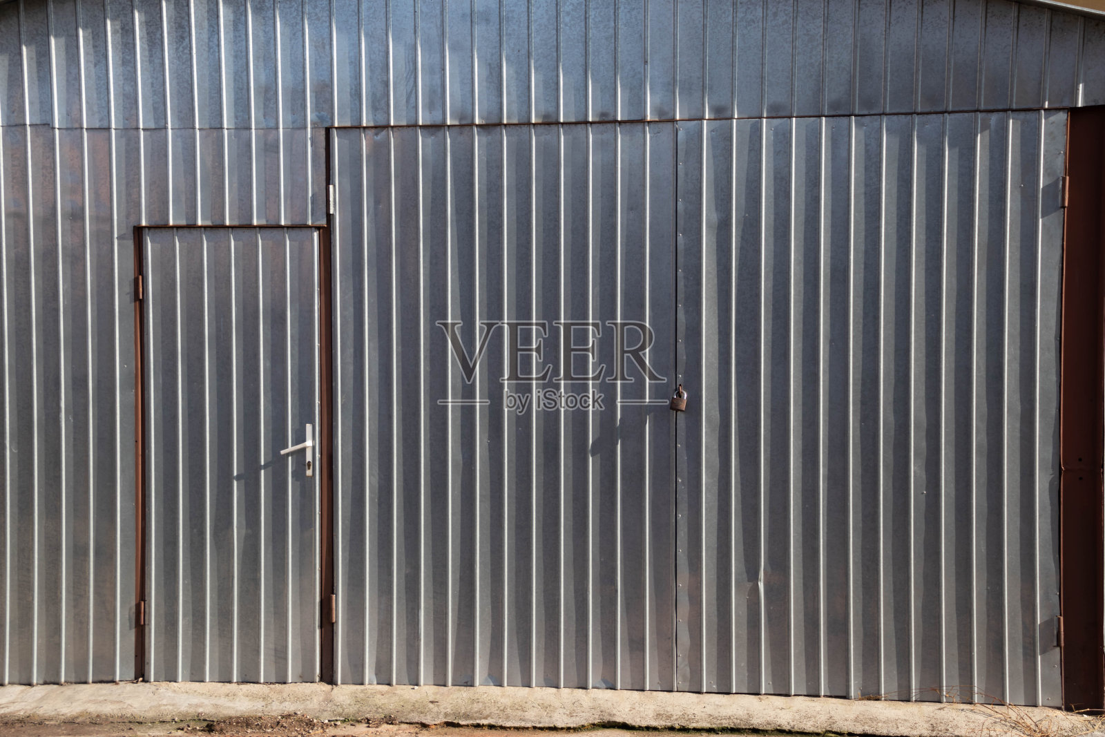 背景如灰色车库入口上锁。照片摄影图片