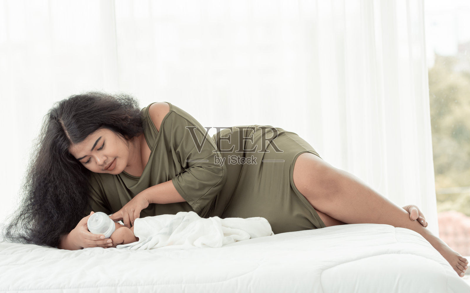 非洲母亲给她的小宝宝喂奶照片摄影图片