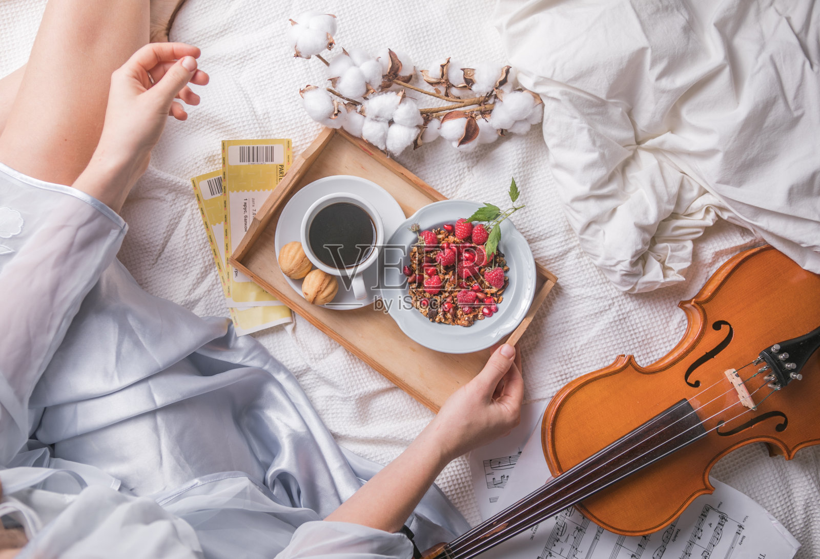 一个男人把早餐和戏票送到床上庆祝结婚纪念日照片摄影图片