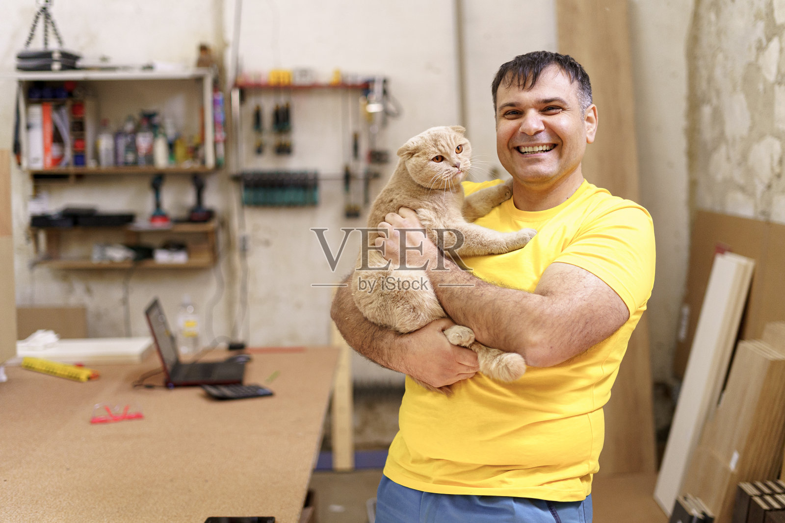 一个快乐的木匠和他的宠物共度时光照片摄影图片