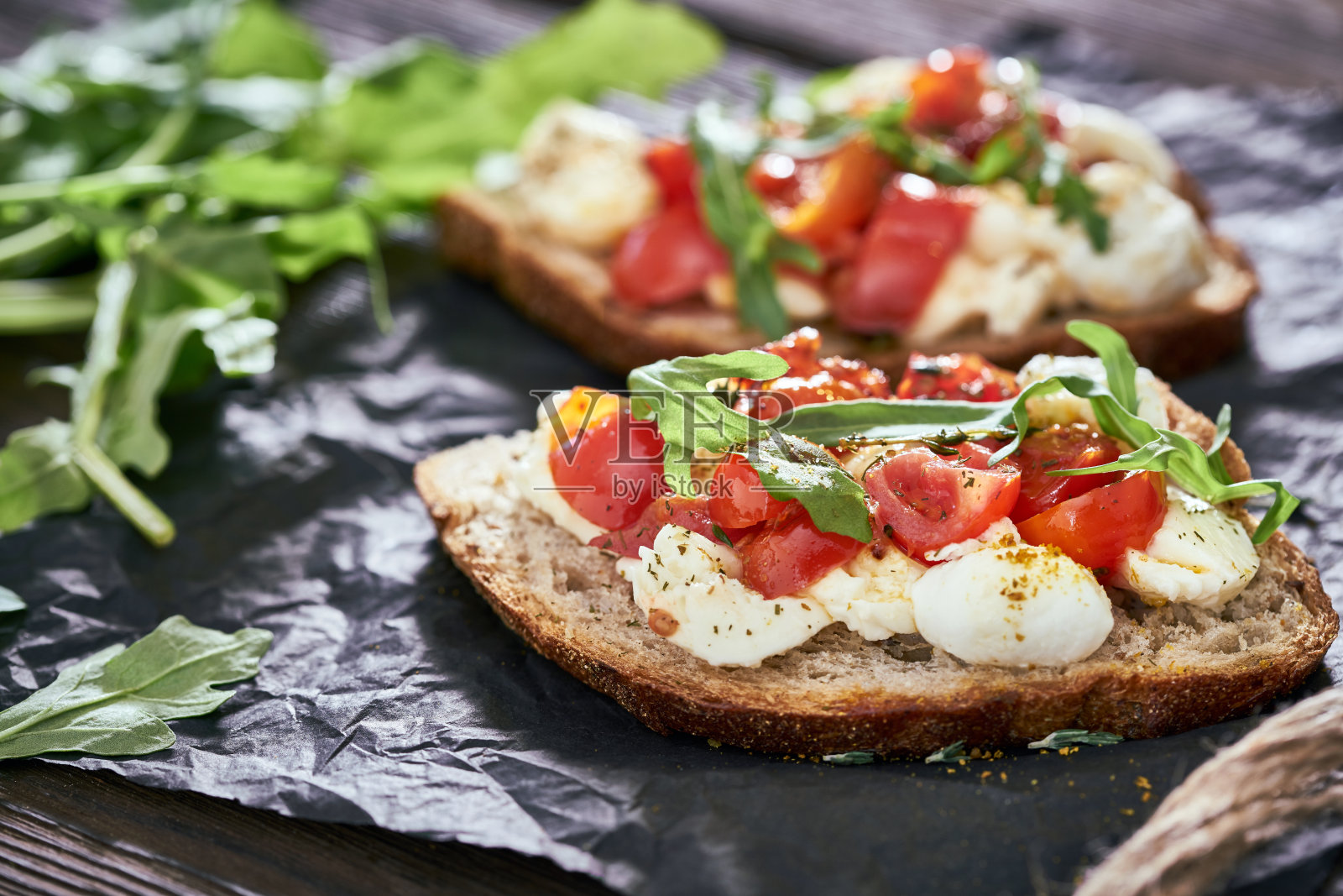 马苏里拉奶酪配松脆的法棍面包和西红柿照片摄影图片