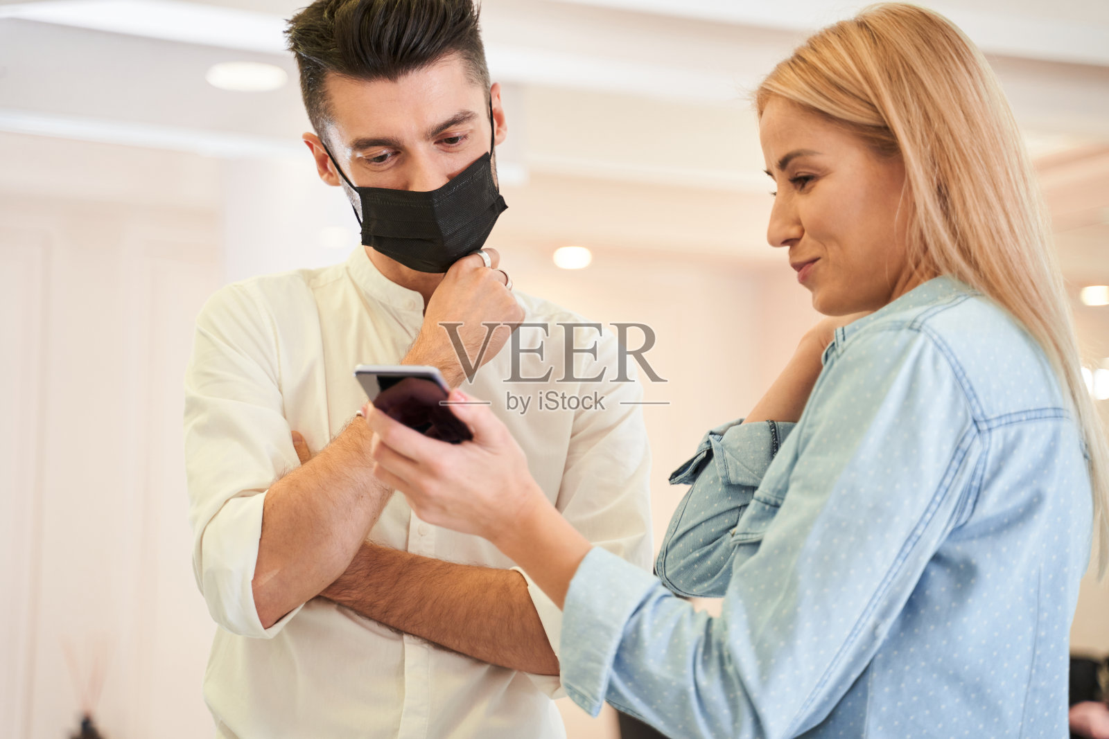 理发师与他的客户交谈照片摄影图片