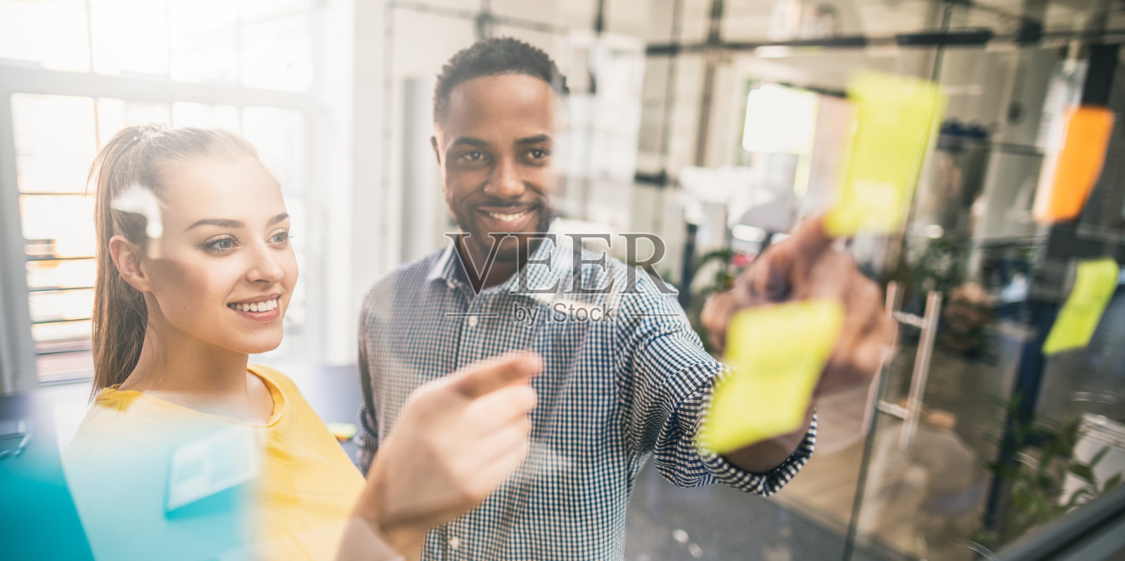 年轻富有创造力的商业人士在办公室开会。照片摄影图片