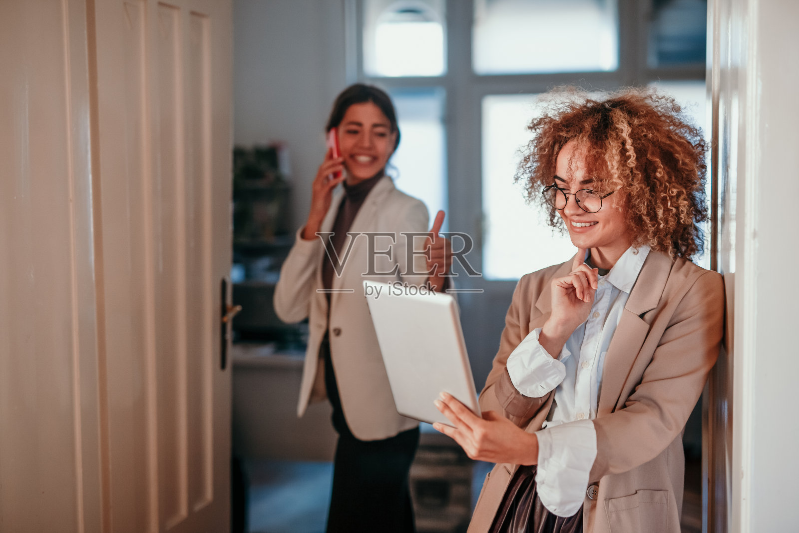 在办公室忙碌又轻松照片摄影图片