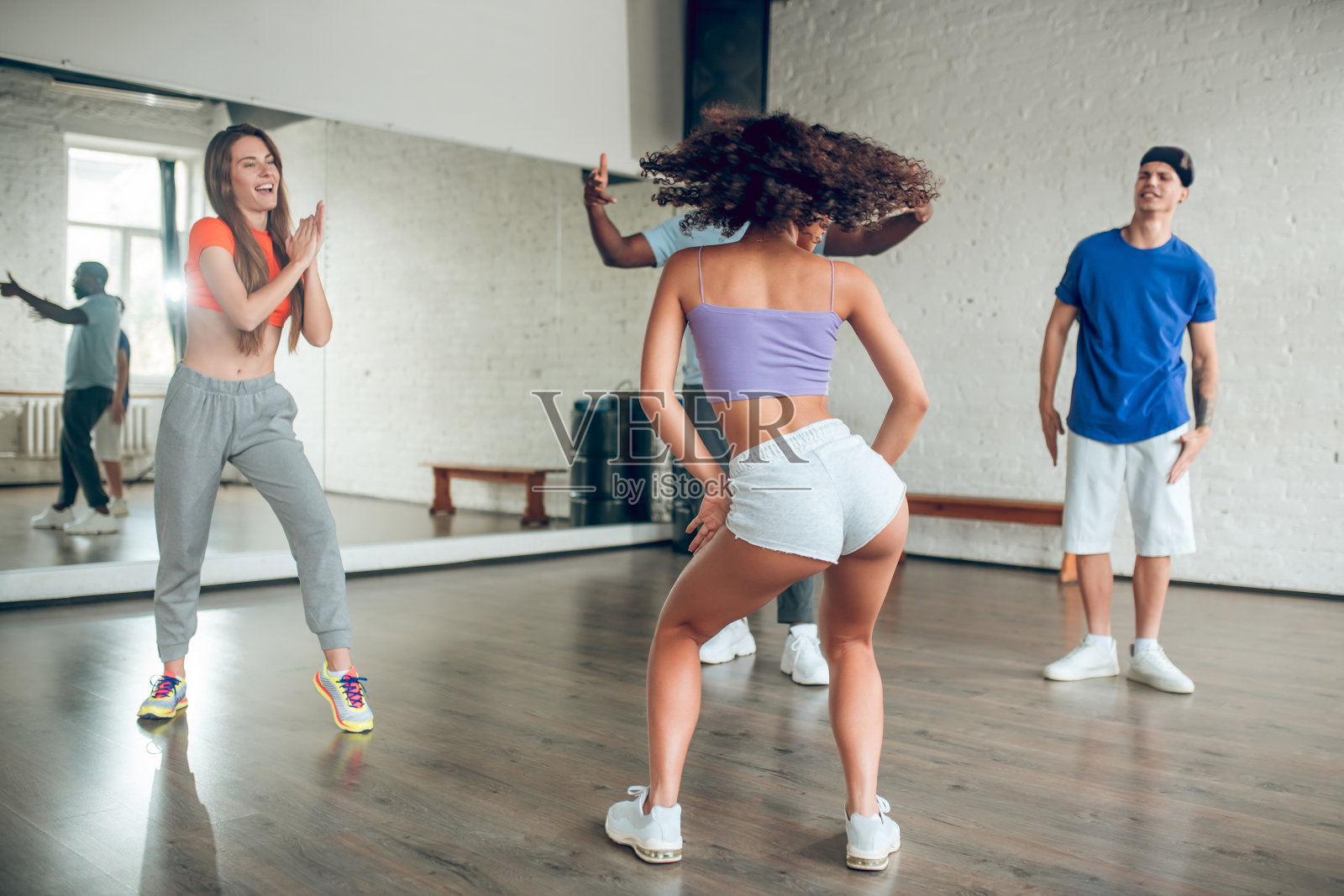 苗条的舞女和看着朋友的背影照片摄影图片