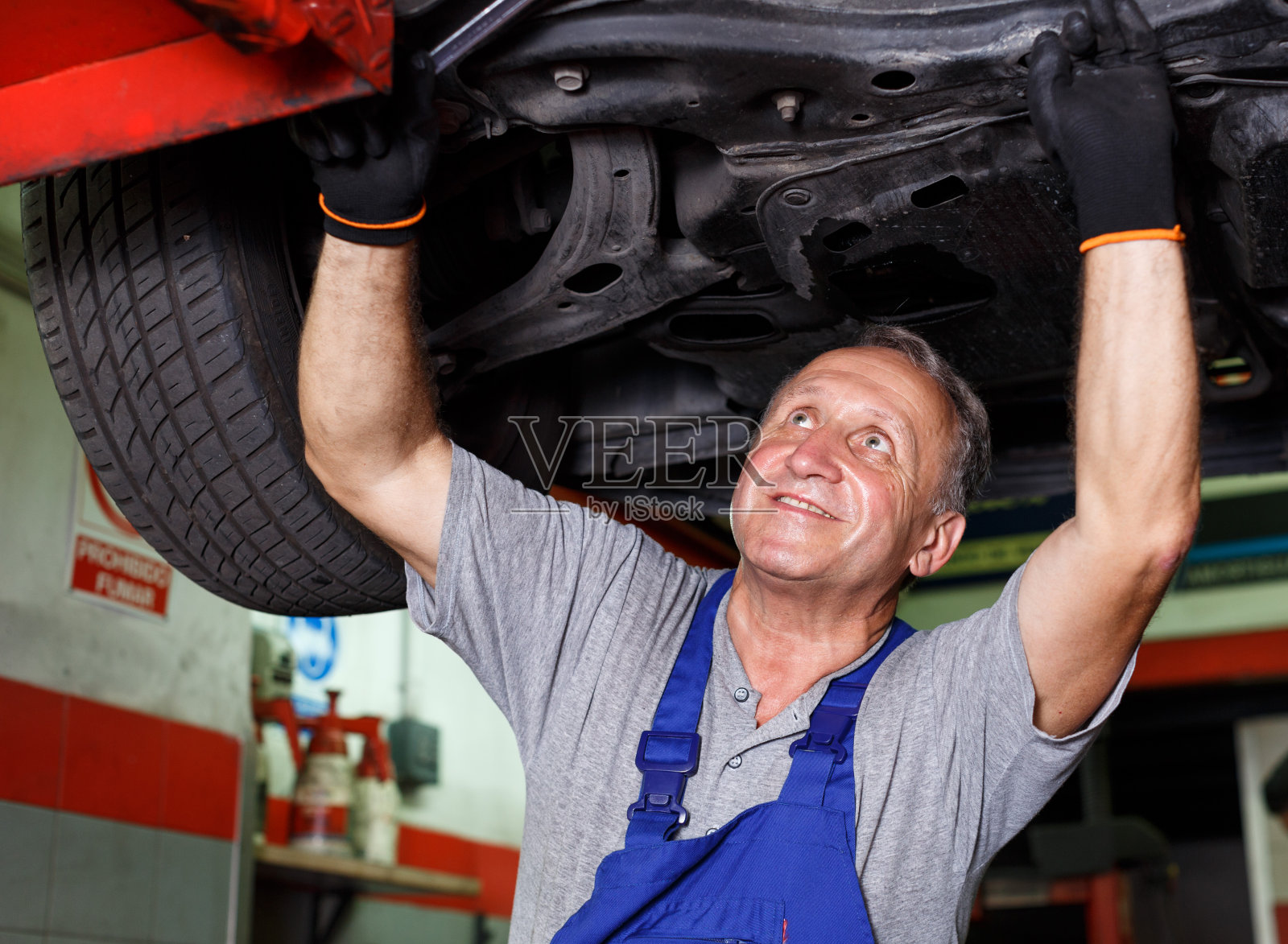 从事汽车修理的机械师照片摄影图片