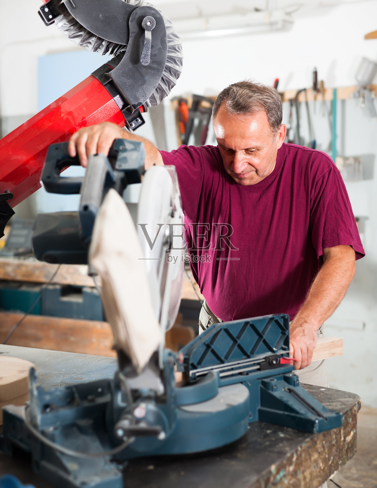 熟练的工人使用圆锯切割木板照片摄影图片