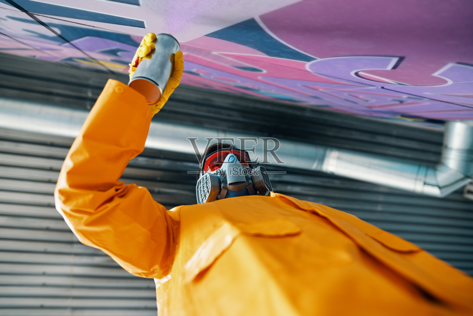 街头艺术家在墙上画彩色涂鸦照片摄影图片